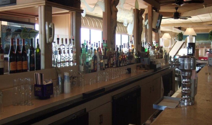 Schooner's Oceanfront Bar & Lounge